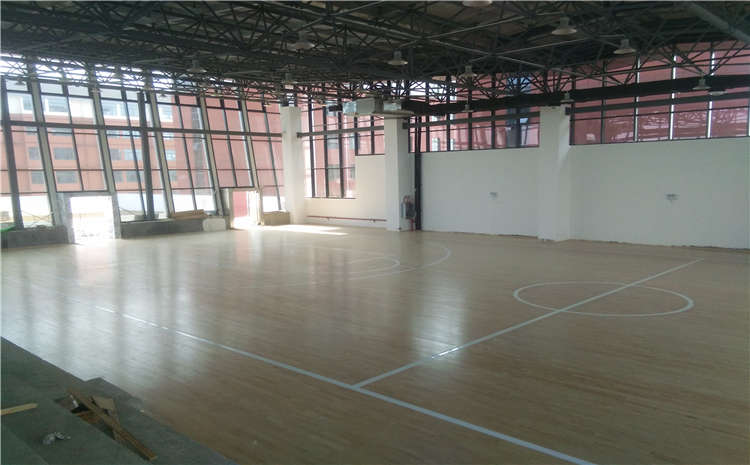 福建體育館專用運(yùn)動木地板安裝