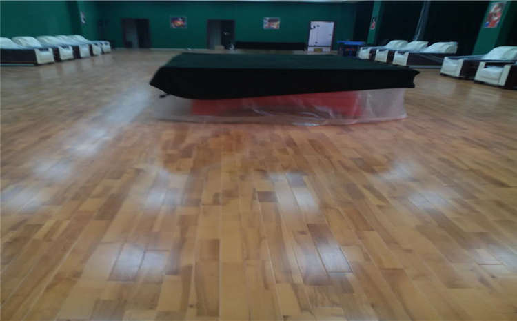 單層龍骨結(jié)構(gòu)籃球館木地板哪個品牌好？